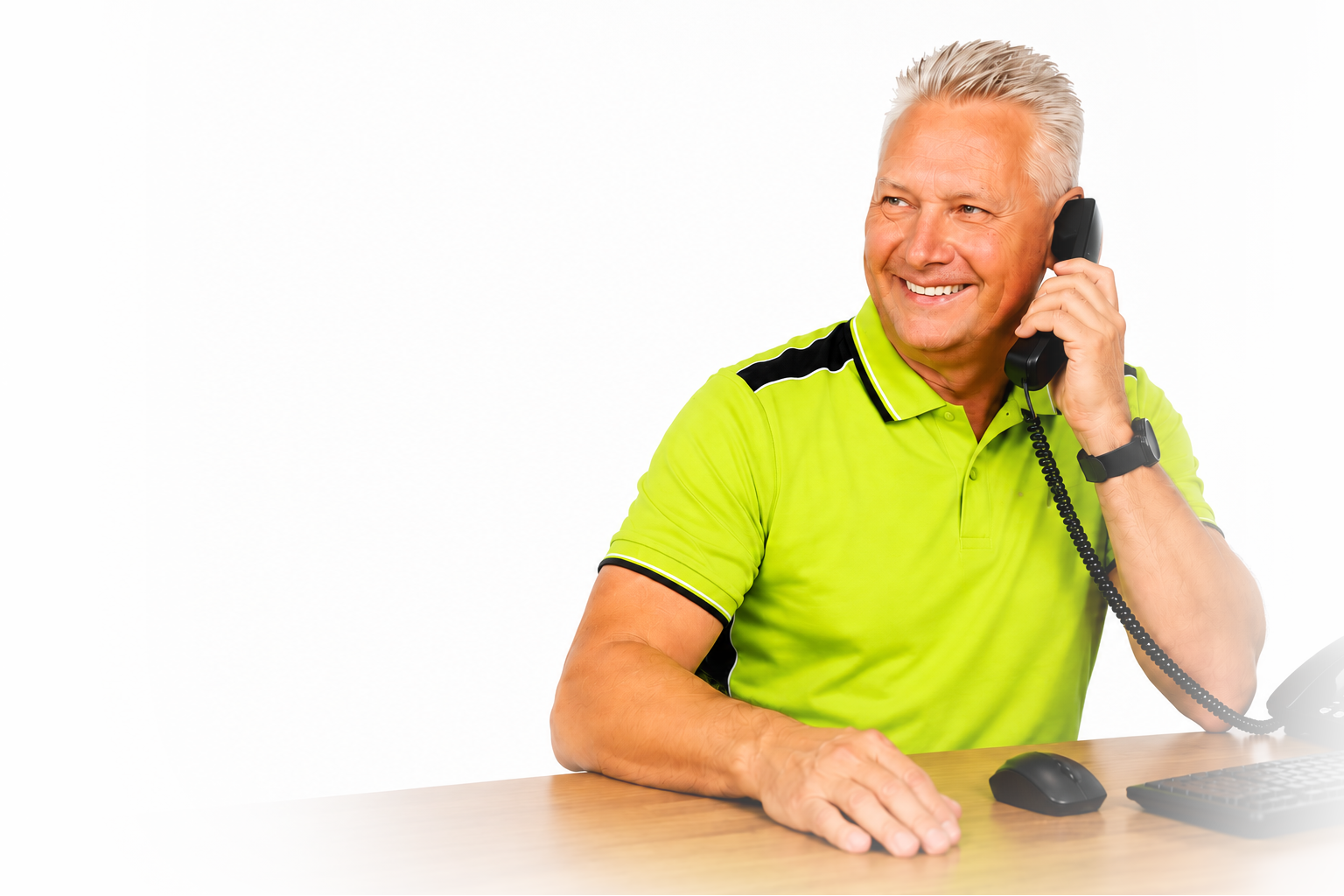 Frank lächelt während eines telefonischen Beratungsgesprächs.